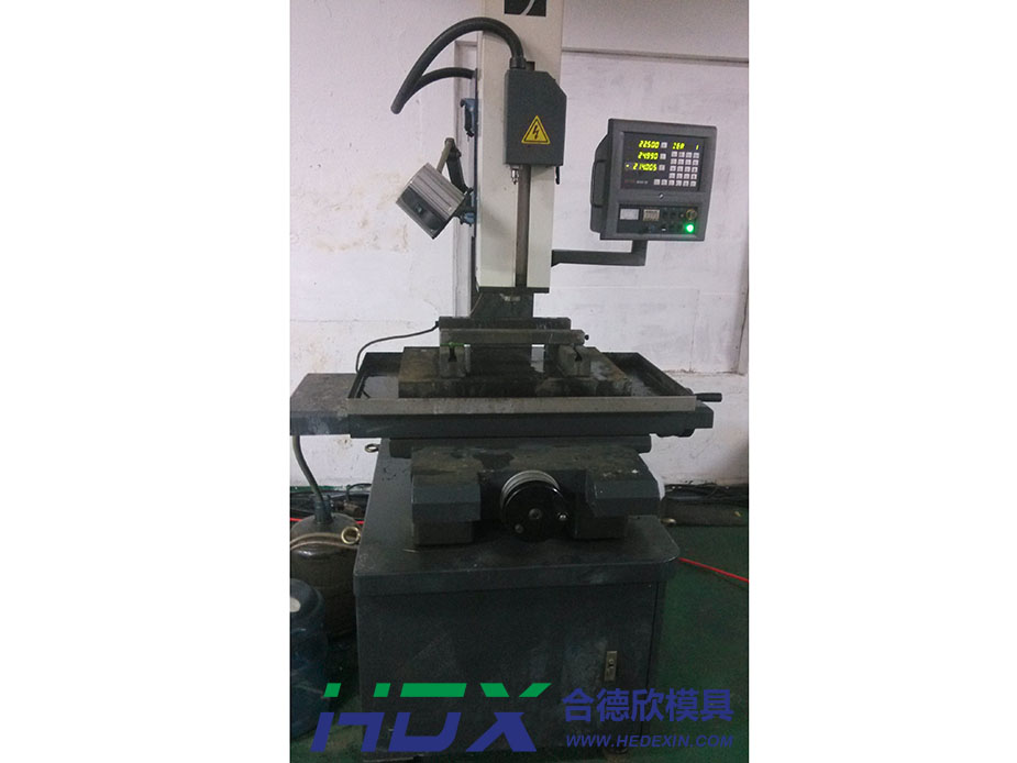 Fine hole discharge motor