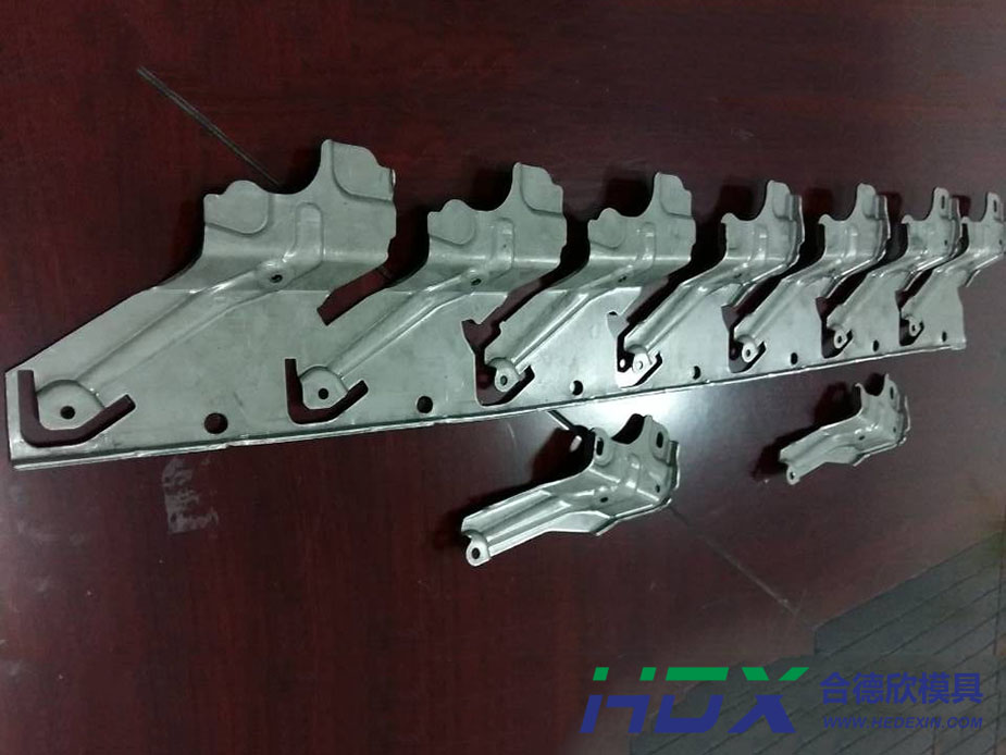Material belt of automobile products (/R parts of L parts)