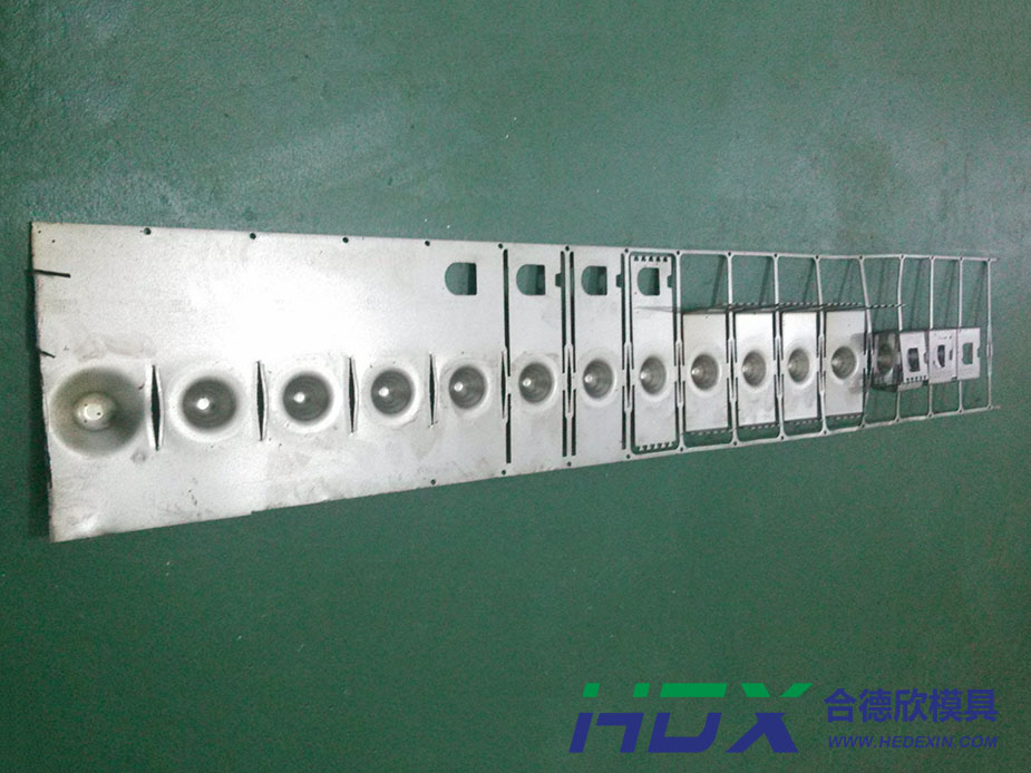 Stretch and clasp continuous die tape
